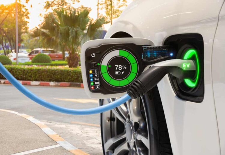 Vehículo eléctrico cargando