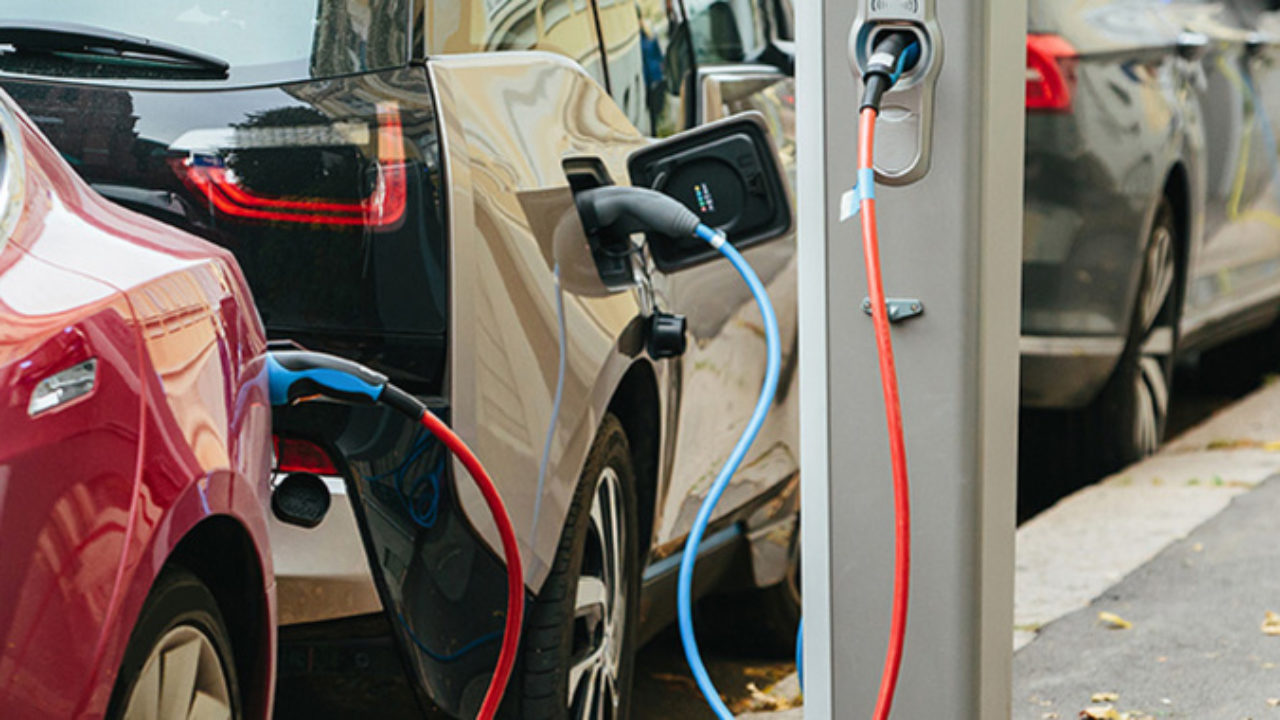 Coches eléctricos en punto de recarga